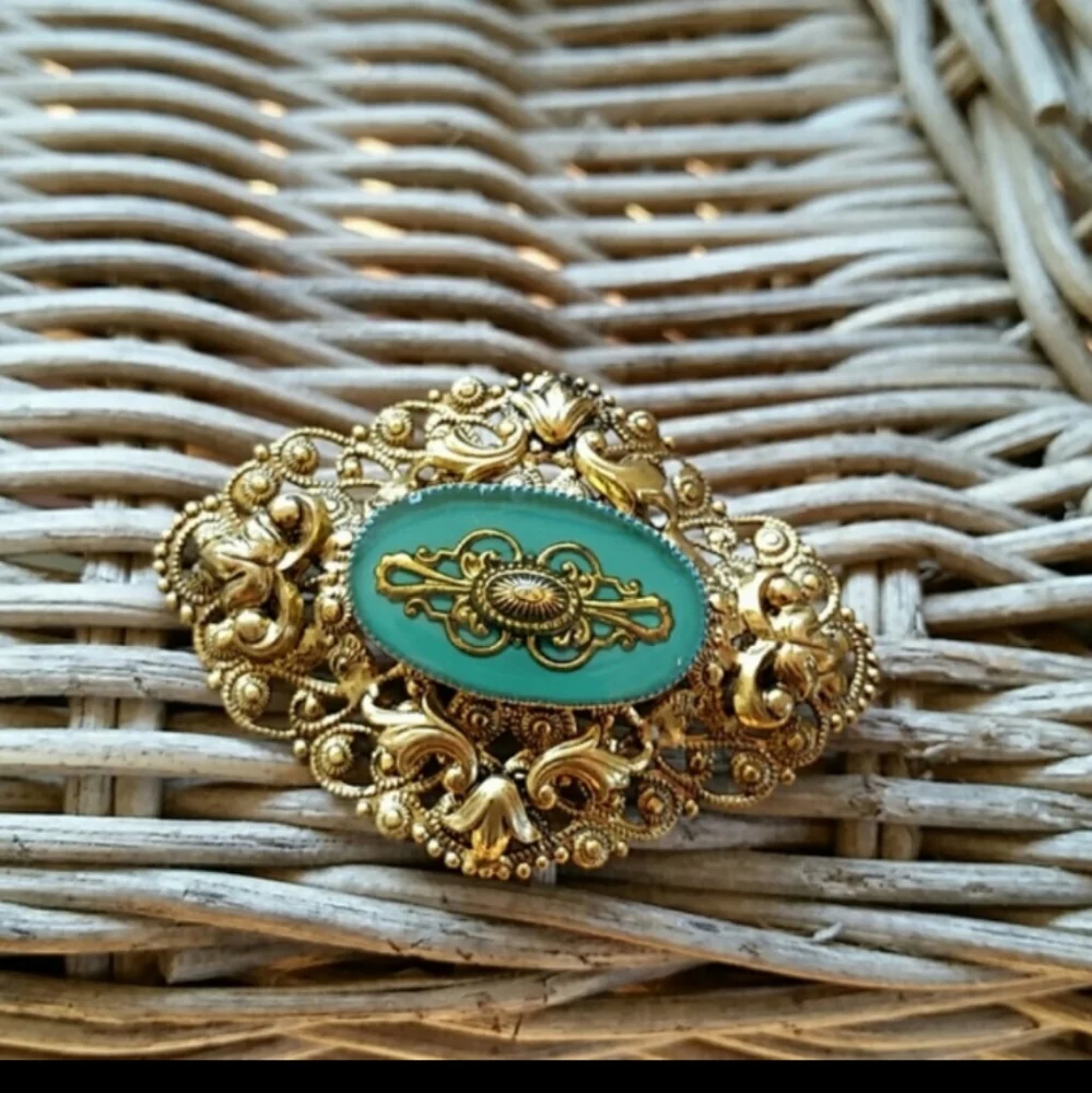 ♡Gold and green flowered brooch